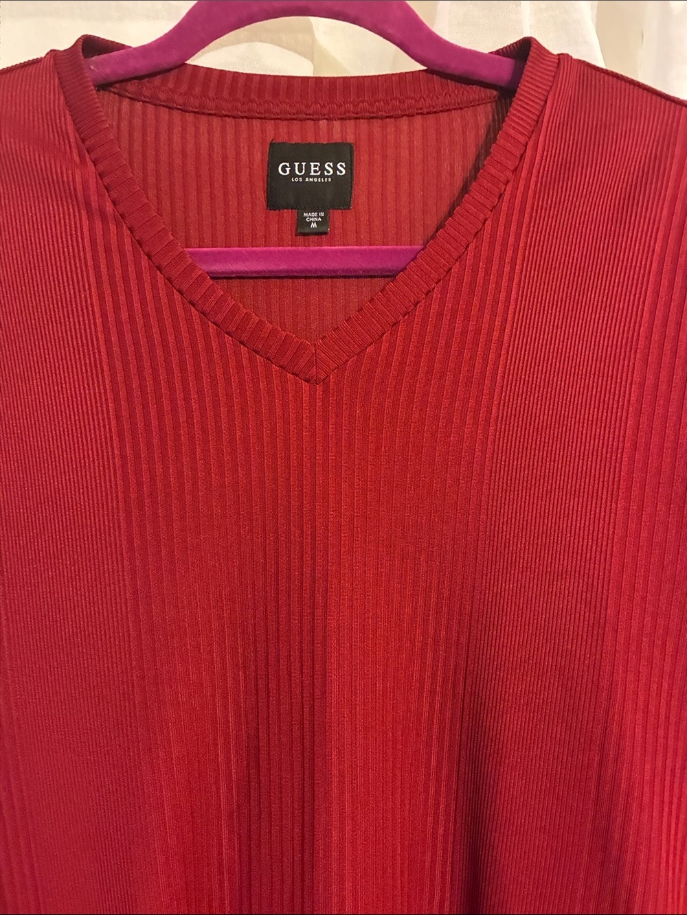 GUESS Men’s Ribbed Textured Short Sleeve V-Neck Tee in Deep Red, Size: M - Picture 2 of 7